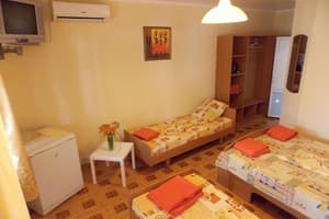 Мини-отель АкунаМатата. Стандарт 4-местный  четырехместный номер 1