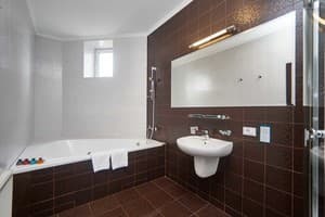 Отель Александровский. Люкс двухместный с джакузи 3