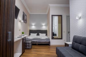 Мини-отель Барви Львова. Стандарт 4-местный с балконом 1