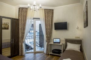 Мини-отель Барви Львова. Стандарт трехместный с двумя отдельными кроватями и балконом 1