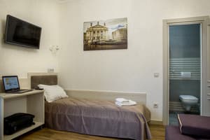 Мини-отель Барви Львова. Стандарт трехместный с двумя отдельными кроватями и балконом 2