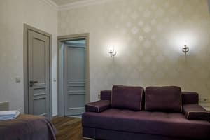 Мини-отель Барви Львова. Стандарт трехместный с двумя отдельными кроватями и балконом 3