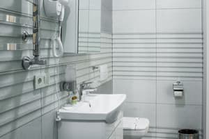 Мини-отель Барви Львова. Стандарт трехместный с двумя отдельными кроватями и балконом 7