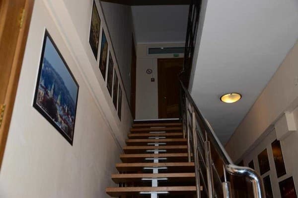 Отель Burger Plus Inn