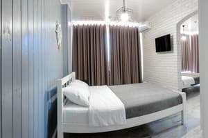 Отель Captain Hotel. Люкс 4-местный без балкона (с перегородкой) 1