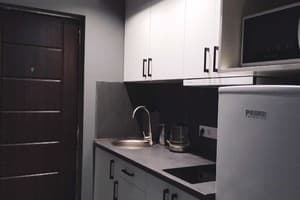 Апарт-отель Central Apartments. Апартаменты двухместный небольшие двухуровневые с кухней  6