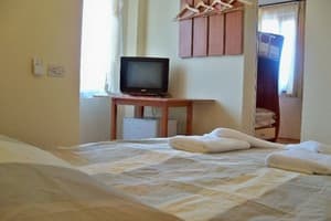 Гостиный двор Черноморский 18. Люкс 4-местный с балконом 1