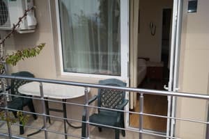 Гостиный двор Черноморский 18. Люкс 4-местный с балконом 6