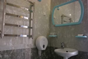 Гостиный двор Черноморский 18. Люкс 4-местный с балконом 7