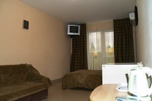 Мини-отель Черноморский. Стандарт трехместный Однокомнатный  (3-этажный корпус) 1