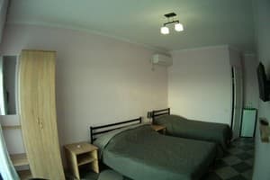 Гостиный двор Дельфин. Улучшенный трехместный номер 3