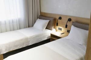 Гостинично-ресторанный комплекс Дубовый гай. Люкс 4-местный с двуспальной кроватью и односпальными 3