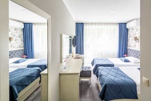 Отель Евроотель. Стандарт двухместный з двома ліжкам та балконом 7