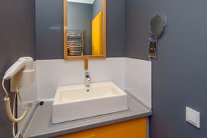 Хостел Friday. Место в женском 8-местном номере  3