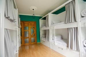 Мини-отель Friends hostel. Место в общем 12-местном номере  2