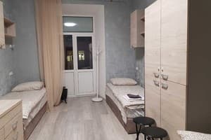 Хостел Гном & Gnome. Место в общем 5-местном номере с балконом 1