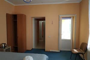 Отель Гостевой дом писателей. Семейный трехместный двухкомнатный с видом на море 3