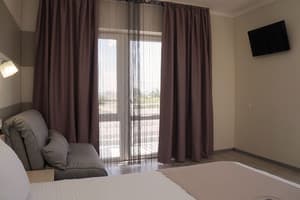 Отель Happy Inn. Делюкс трехместный с террасой и панорамным  видом на море 1