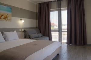 Отель Happy Inn. Делюкс трехместный с террасой и панорамным  видом на море 2