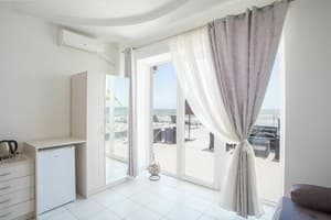 Отель Калифорния. Люкс 4-местный с видом на море с террасой 3