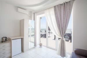 Отель Калифорния. Люкс трехместный с видом на море и террасой 1