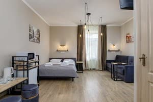 Отель Кайзер во Львове. Полулюкс 5-местный с кроватью размера king-size и миникухней 1