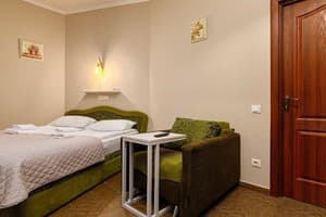 Отель Кайзер во Львове. Улучшенный 4-местный с кроватью размера  king-size и мини кухней 15