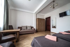 Отель Kryva Lypa (Крива Липа). Стандарт 4-местный с собственной ванной комнатой вне номера 2