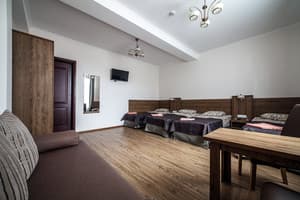 Отель Kryva Lypa (Крива Липа). Стандарт 4-местный с собственной ванной комнатой вне номера 3