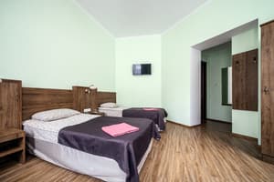 Отель Kryva Lypa (Крива Липа). Стандарт трехместный с собственной ванной комнатой вне номера 3