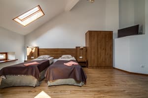 Отель Kryva Lypa (Крива Липа). Стандарт трехместный с собственной ванной комнатой вне номера 6