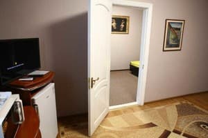 Мини-отель Львовский. Люкс двухместный + 2  с душем (двухкомнатный) 3