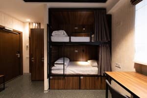 Хостел MISTO capsule hotel. Место в женском 6-местном номере Бесарабка (с окном) 1