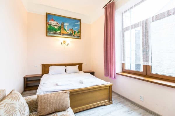 Oberig возле отеля Жорж в центре, ул. Руданского 3 2