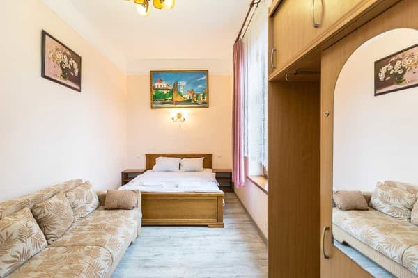 Oberig возле отеля Жорж в центре, ул. Руданского 3 7