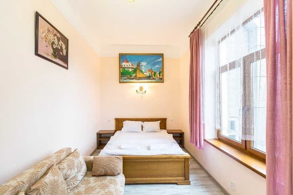 Oberig возле отеля Жорж в центре, ул. Руданского 3 9