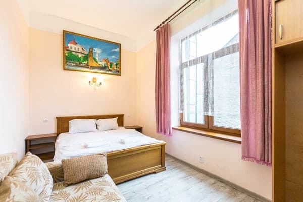 Oberig возле отеля Жорж в центре, ул. Руданского 3 15