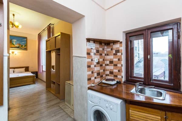 Oberig возле отеля Жорж в центре, ул. Руданского 3 18