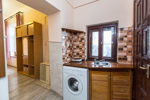 Oberig возле отеля Жорж в центре, ул. Руданского 3 21