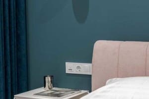 Апарт-отель Old City FORUM Apartments. Люкс трехместный с кроватью размера «king-size» и балконом 4