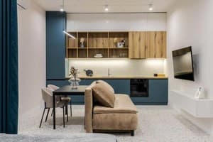 Апарт-отель Old City FORUM Apartments. Люкс трехместный с кроватью размера «king-size» и балконом 5