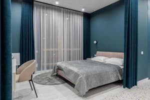 Апарт-отель Old City FORUM Apartments. Люкс трехместный с кроватью размера «king-size» и балконом 1