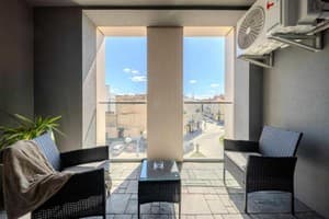 Апарт-отель Old City FORUM Apartments. Люкс трехместный с кроватью размера «king-size» и балконом 9