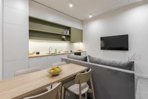 Апарт-отель Old City FORUM Apartments. Люкс трехместный с кроватью размера «king-size» и балконом 7