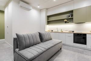 Апарт-отель Old City FORUM Apartments. Люкс трехместный с кроватью размера «king-size» и балконом 6