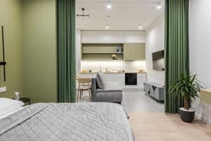 Апарт-отель Old City FORUM Apartments. Люкс трехместный с кроватью размера «king-size» и балконом 3