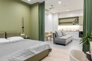 Апарт-отель Old City FORUM Apartments. Люкс трехместный с кроватью размера «king-size» и балконом 4