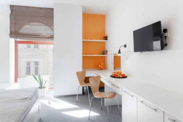 Orange Hotel 8