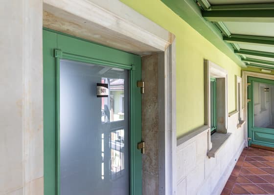 Oysters&Bubbles Gastro Hotel. Rynok square 2