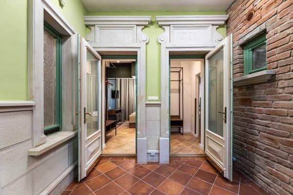 Oysters&Bubbles Gastro Hotel. Rynok square 12